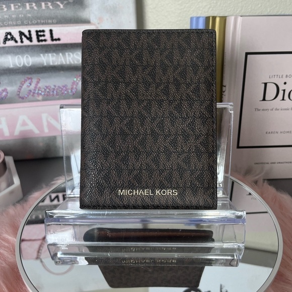 Michael Kors Passport Holder Chocolate Brown - Picture 1 of 8